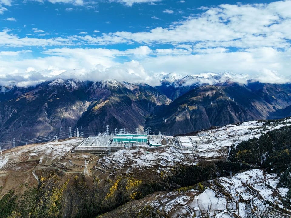 сверхвысоковольтная линия электропередачи постоянного тока 800 кВ.