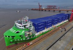 Электрический контейнеровоз в Китае