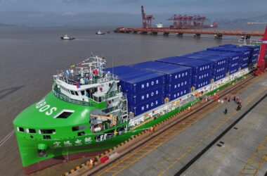 Электрический контейнеровоз в Китае