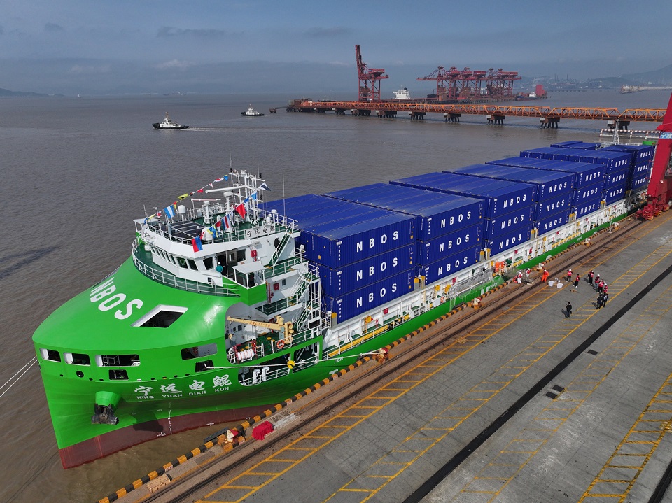 Электрический контейнеровоз в Китае