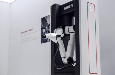 Geely представила сверхмощную зарядную станцию